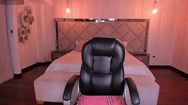 Snapshot of SarahYates chatting on 12, 9, 2025 SarahYates online show from 12, 9, 2025