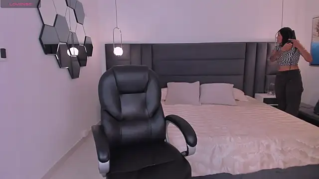 Snapshot of SarahYates chatting on 10, 11, 2025 SarahYates online show from 10, 11, 2025