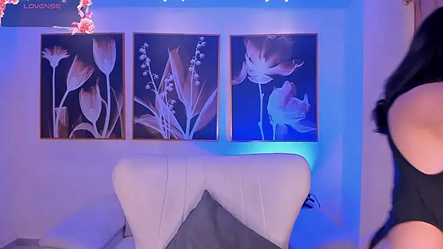 IsabellaMoreau online show from 1, 10, 2025