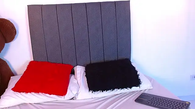 Emadelacroix online show from 18, 12, 2025