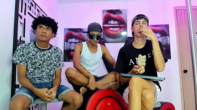 Snapshot of TWINKS_FRIENDS chatting on 28, 10, 2025 TWINKS FRIENDS online show from 28, 10, 2025