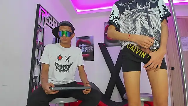 Snapshot of TWINKS_FRIENDS chatting on 10, 10, 2025 TWINKS FRIENDS online show from 10, 10, 2025