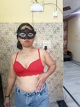 Iampriyaaa15 online show from 13, 11, 2025