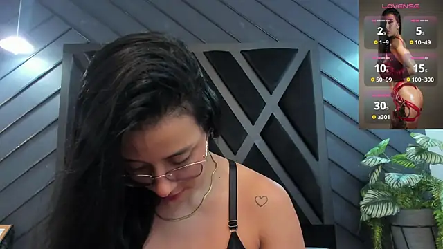 zoe martins  online show from 10, 11, 2025