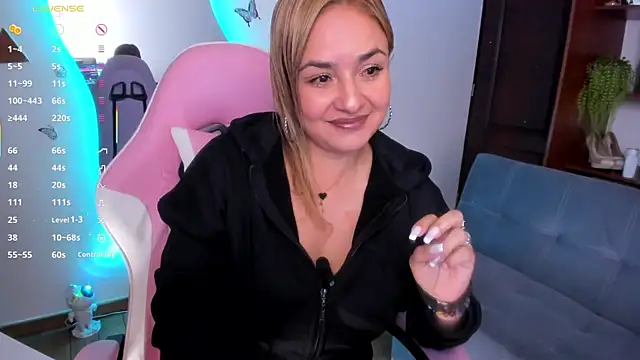 Snapshot of luciamature_ chatting on 8, 1, 2026 luciamature online show from 8, 1, 2026