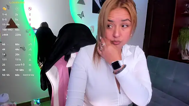 Snapshot of luciamature_ chatting on 7, 1, 2026 luciamature online show from 7, 1, 2026