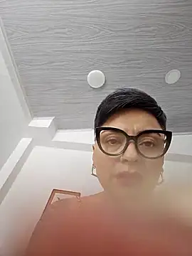 Daniela Leonn online show from 13, 11, 2025