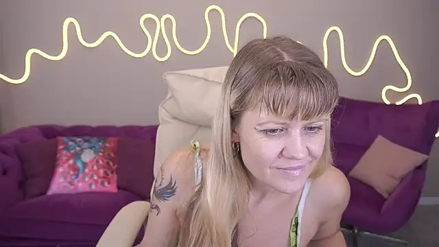 BellaLaPetit online show from 10, 10, 2025