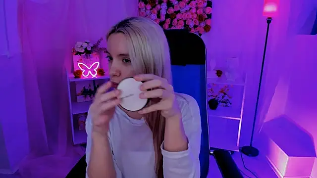 AuroraWrenfield online show from 12, 9, 2025