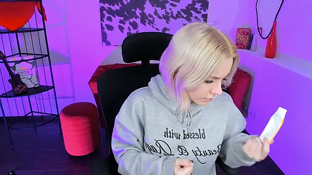 AuroraWrenfield online show from 18, 12, 2025