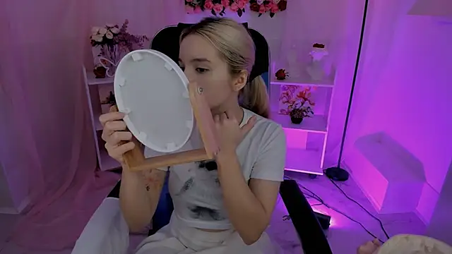 AuroraWrenfield online show from 1, 10, 2025