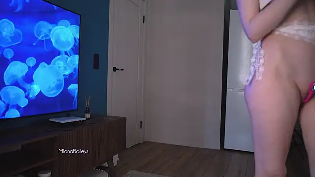 milanabaileys  online show from 30, 9, 2025