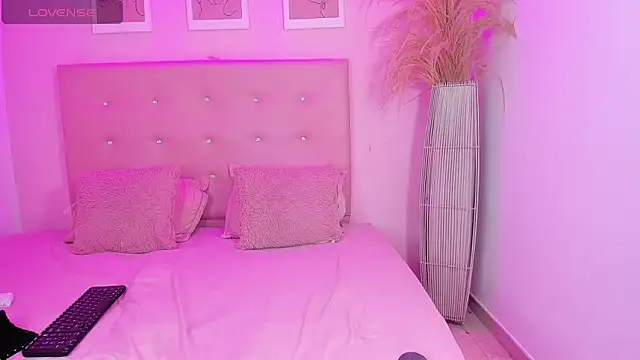 Snapshot of ANNIE_DOLCE_ chatting on 4, 2, 2026 ANNIE DOLCE online show from 4, 2, 2026