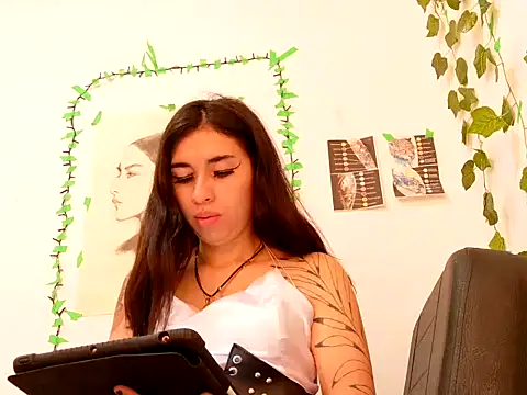 lucywhite13 online show from 13, 9, 2025