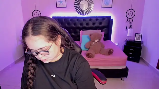 LolaVillalobos online show from 4, 2, 2026