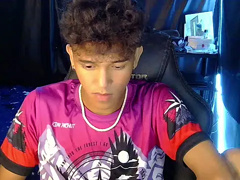 Snapshot of kenbigcockxx chatting on 20, 4, 2026 kenbigcockxx online show from 20, 4, 2026