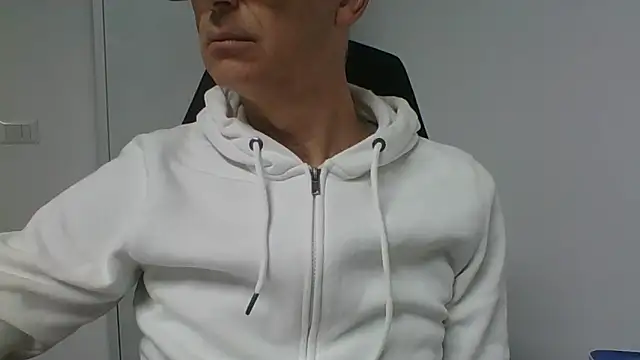 Snapshot of Sensor2000 chatting on 9, 2, 2026 Sensor2000 online show from 9, 2, 2026