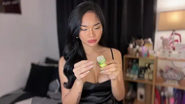 HoleeLaura online show from 6, 10, 2025