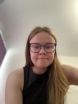 Snapshot of _CherryBloom_ chatting on 27, 6, 2026 CherryBloom online show from 27, 6, 2026