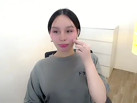 holly tabby online show from 8, 10, 2025