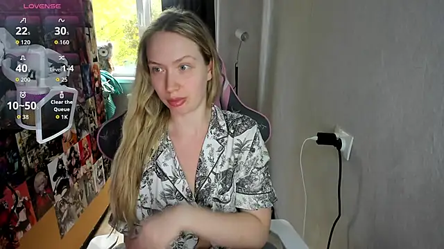 NicoleRiccii online show from 10, 10, 2025