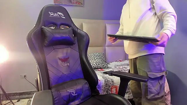 etham wolf  online show from 20, 9, 2025