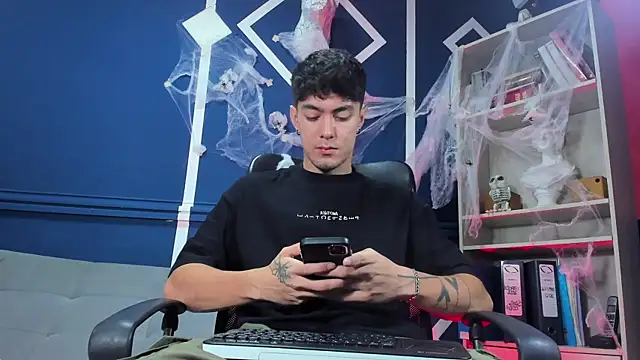 etham wolf  online show from 24, 10, 2025