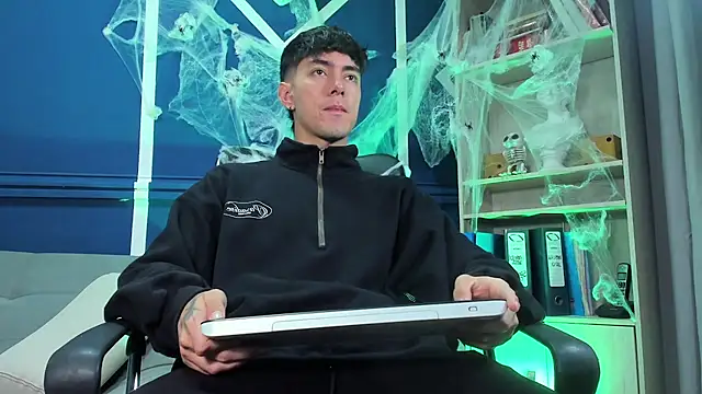 etham wolf  online show from 20, 10, 2025