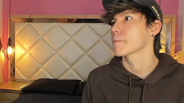 Daphne And Roger online show from 18, 9, 2025