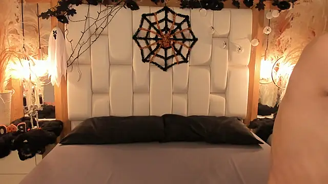 Daphne And Roger online show from 25, 10, 2025