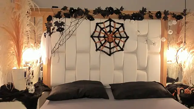 Daphne And Roger online show from 29, 10, 2025