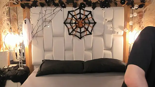 Daphne And Roger online show from 7, 10, 2025