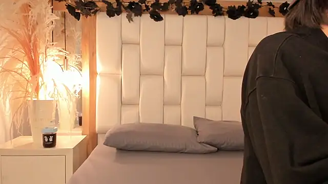 Daphne And Roger online show from 5, 12, 2025