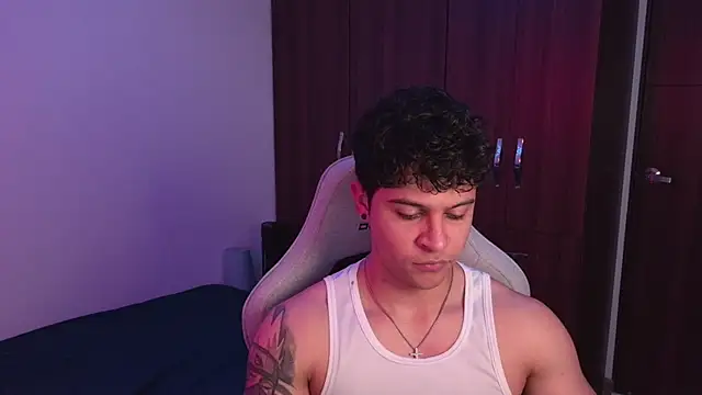 Snapshot of domsantiago_ chatting on 8, 10, 2025 domsantiago online show from 8, 10, 2025