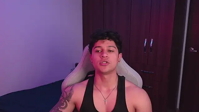 Snapshot of domsantiago_ chatting on 6, 10, 2025 domsantiago online show from 6, 10, 2025