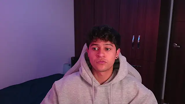 Snapshot of domsantiago_ chatting on 8, 10, 2025 domsantiago online show from 8, 10, 2025