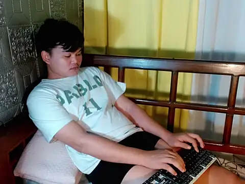 Snapshot of Reynelcock chatting on 21, 10, 2025 Reynelcock online show from 21, 10, 2025