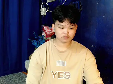 Snapshot of Reynelcock chatting on 8, 11, 2025 Reynelcock online show from 8, 11, 2025