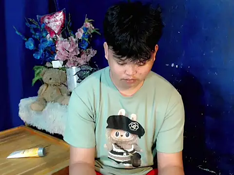 Snapshot of Reynelcock chatting on 28, 11, 2025 Reynelcock online show from 28, 11, 2025