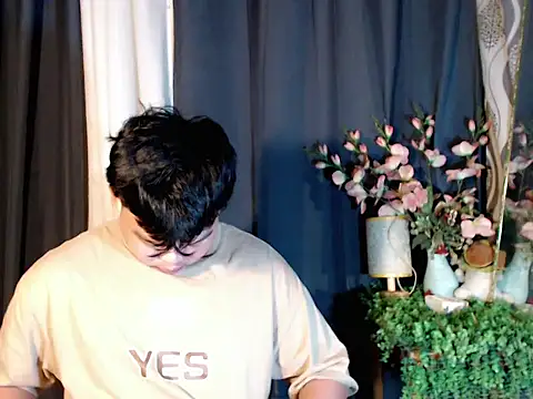 Snapshot of Reynelcock chatting on 28, 10, 2025 Reynelcock online show from 28, 10, 2025