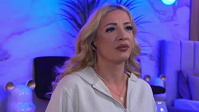 Izabellle02 online show from 16, 4, 2026