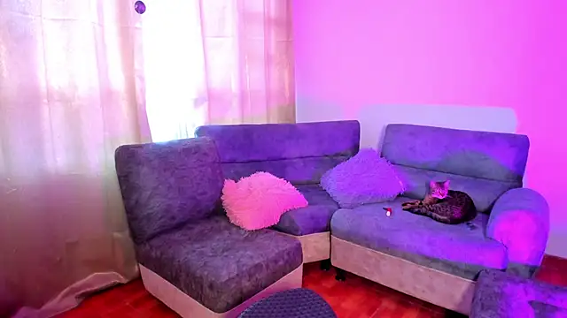 Shophie thoopson online show from 28, 10, 2025