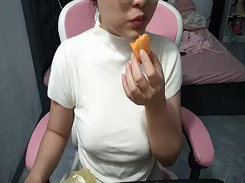 Snapshot of Ori-Yannie chatting on 2, 11, 2025 Ori-Yannie online show from 2, 11, 2025