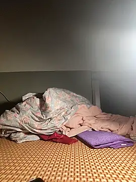 Snapshot of Du-Uyen chatting on 4, 11, 2025 Du-Uyen online show from 4, 11, 2025