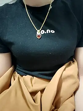 Snapshot of Du-Uyen chatting on 16, 11, 2025 Du-Uyen online show from 16, 11, 2025