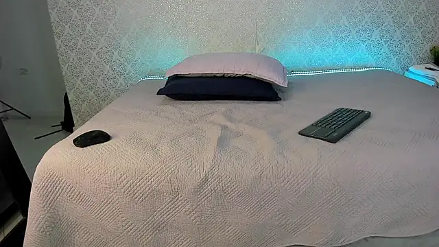 BeccaReedd online show from 11, 11, 2025