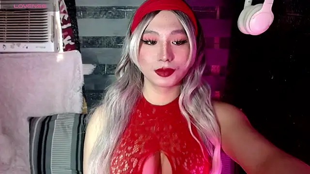 UrhotlucyTS online show from 4, 10, 2025