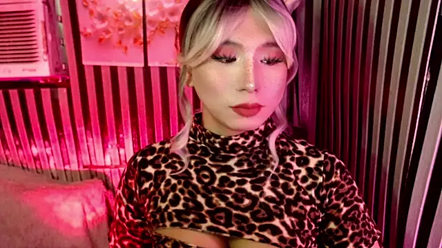 UrhotlucyTS online show from 5, 5, 2026