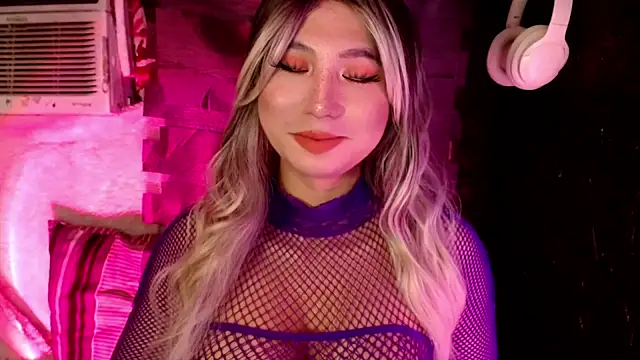 UrhotlucyTS online show from 20, 12, 2025