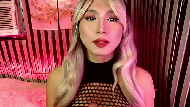 UrhotlucyTS online show from 30, 4, 2026